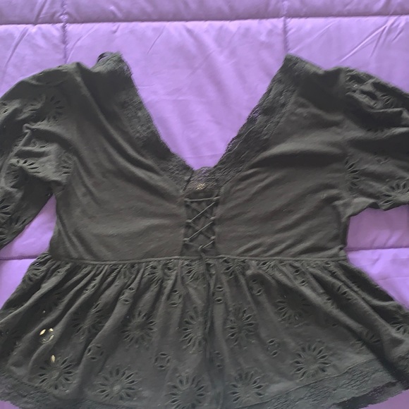 Beautiful Eyelet Laced Accents Textures Fabric Top - Picture 4 of 7